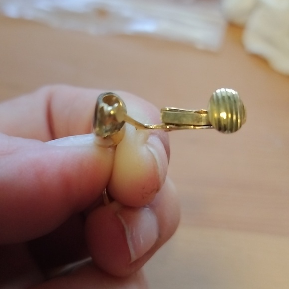 Vtg. Retro Enameled Ribbon flowing Gold tone,black & cream clip on earrings - Picture 5 of 8